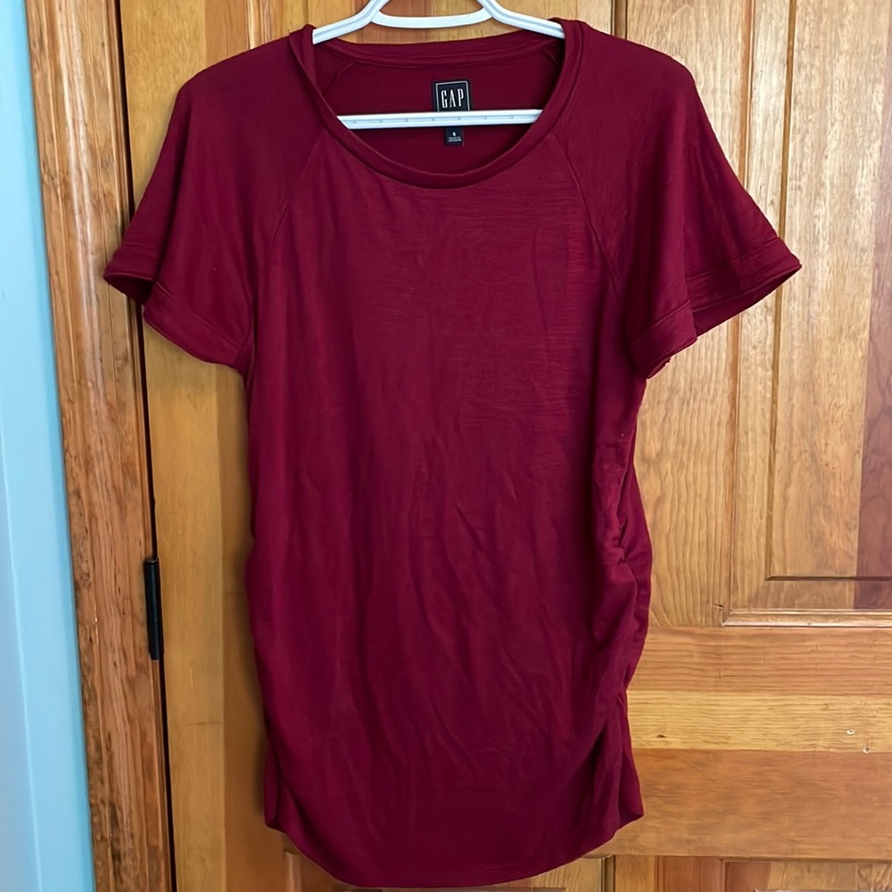 Gap maternity. Short sleeve shirt. Maroon. Size small.